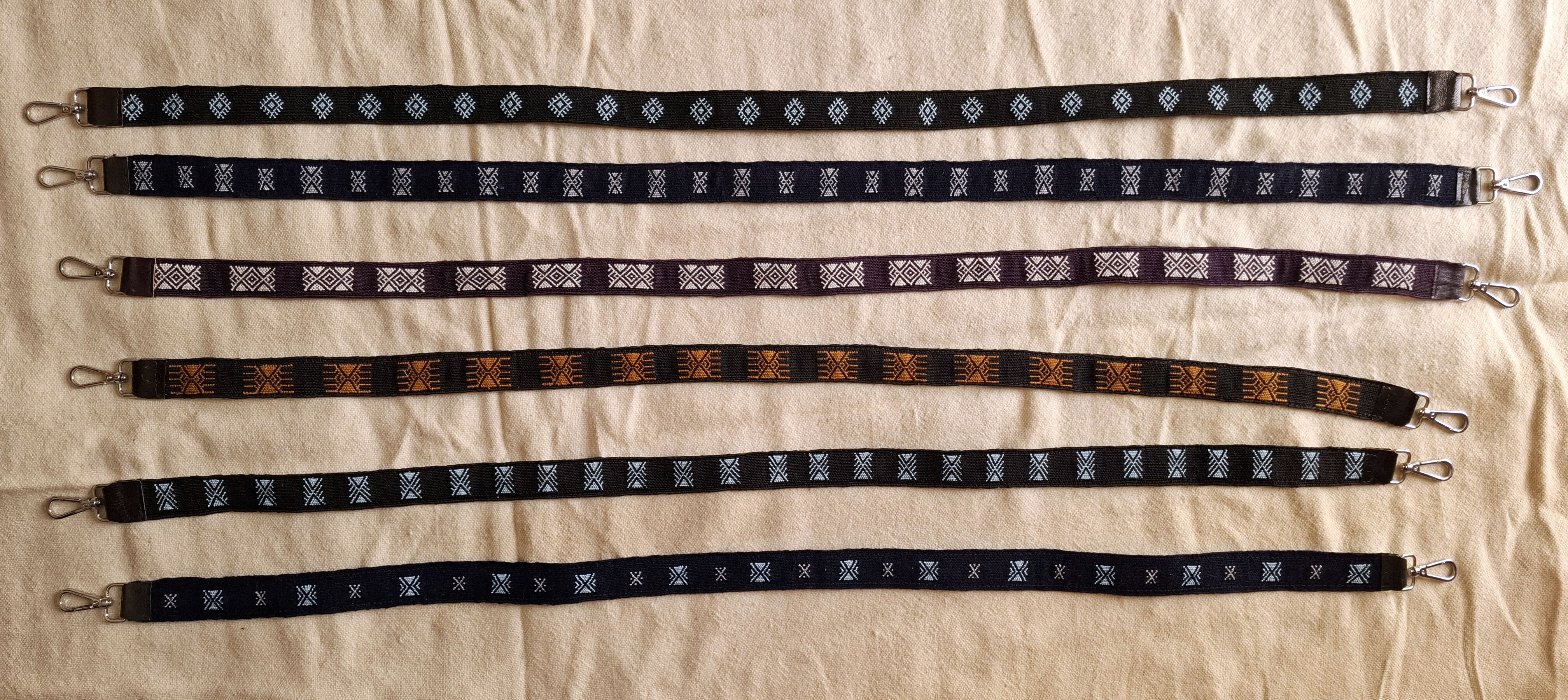 Embroidered strap with snap hooks (106x3cm)