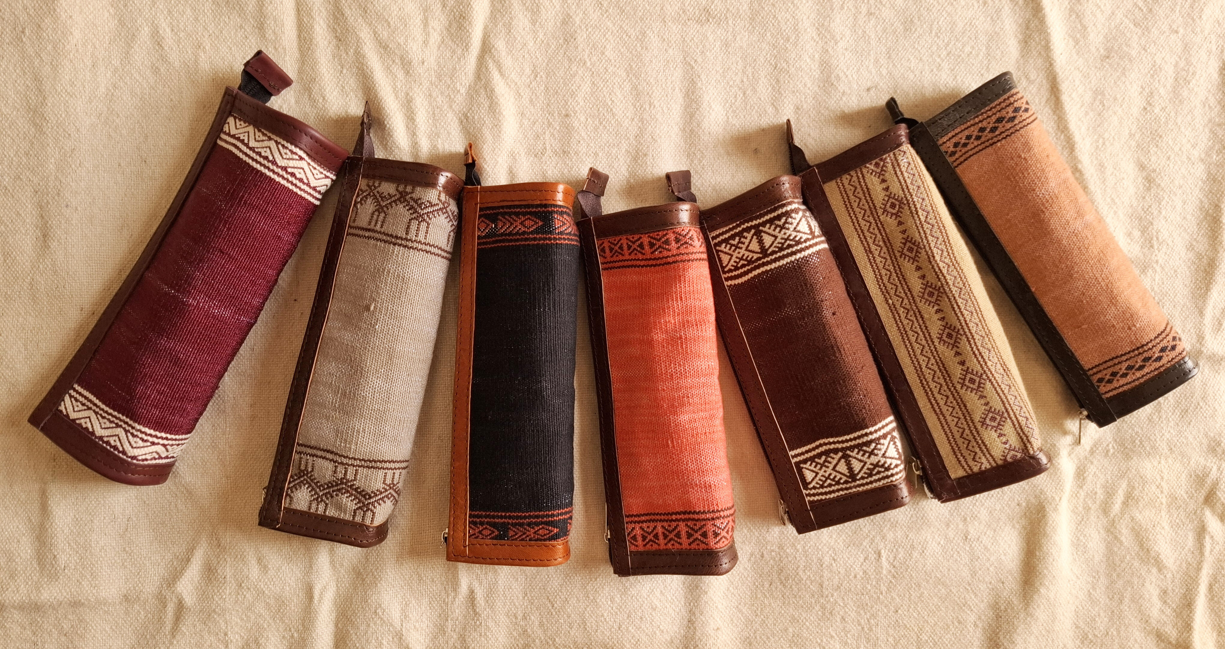 Embroidered pencil case with zip (22x7x4 cm approx.)